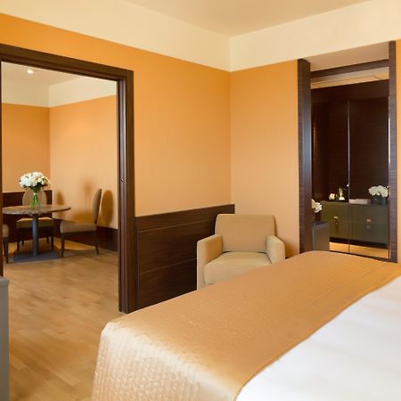 Starhotels Grand Milan Saronno Esterno foto