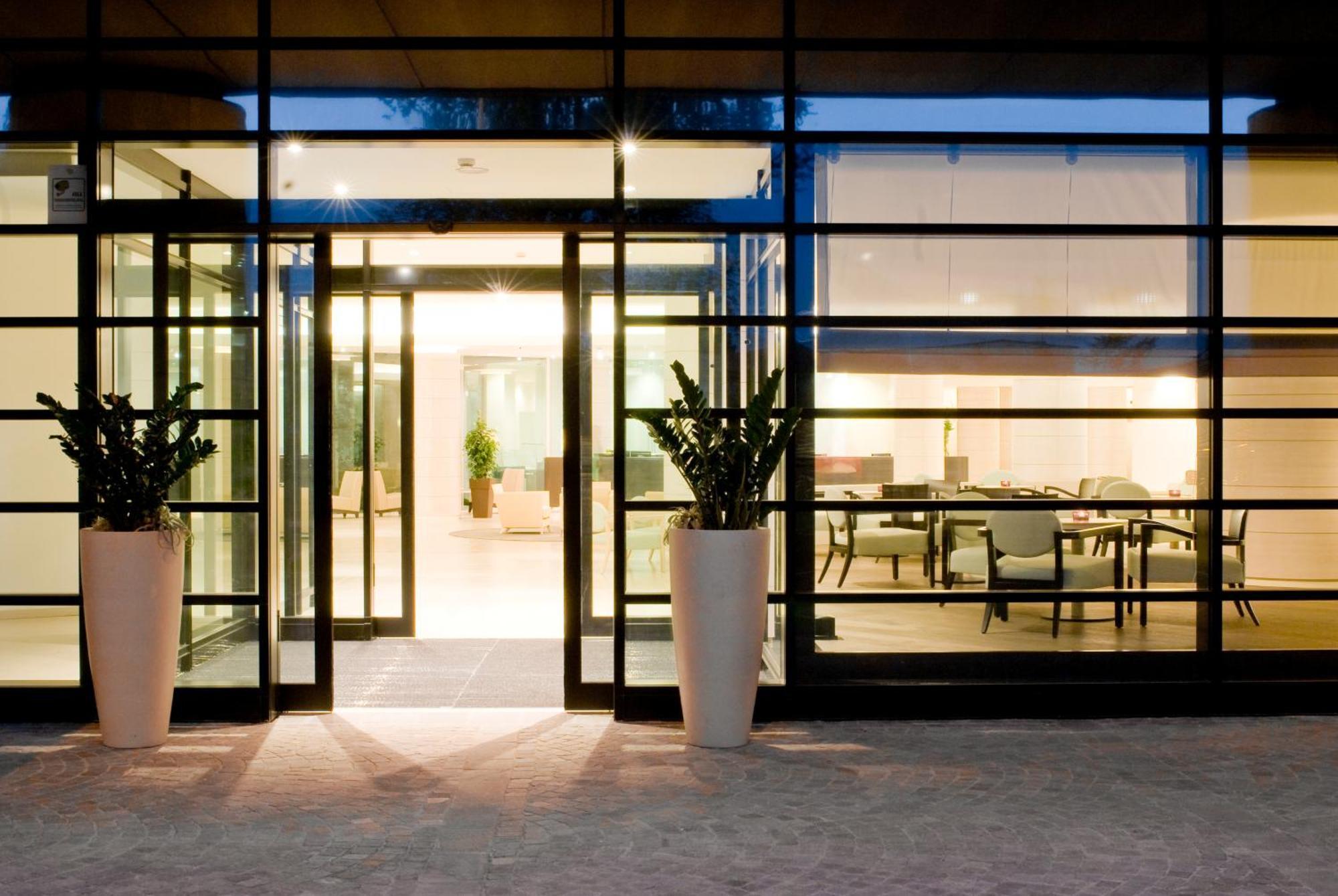 Starhotels Grand Milan Saronno Esterno foto